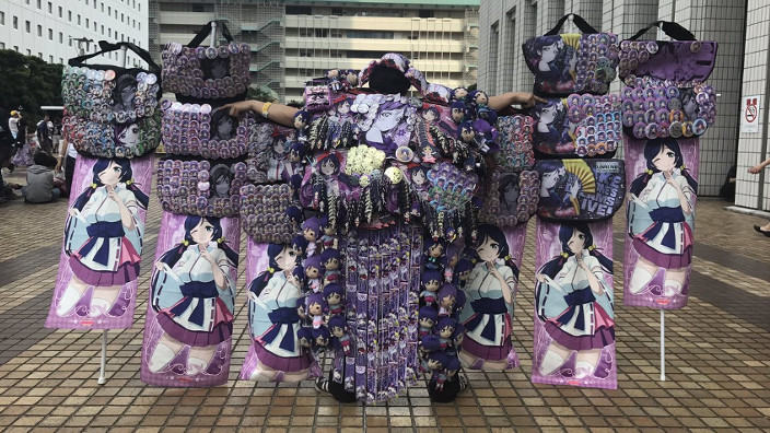Love Live!: fan realizza un'armatura composta da gadget dedicati alla serie idol