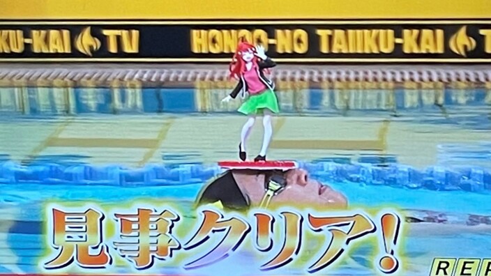 Un atleta vince una gara di nuoto con una figure in testa